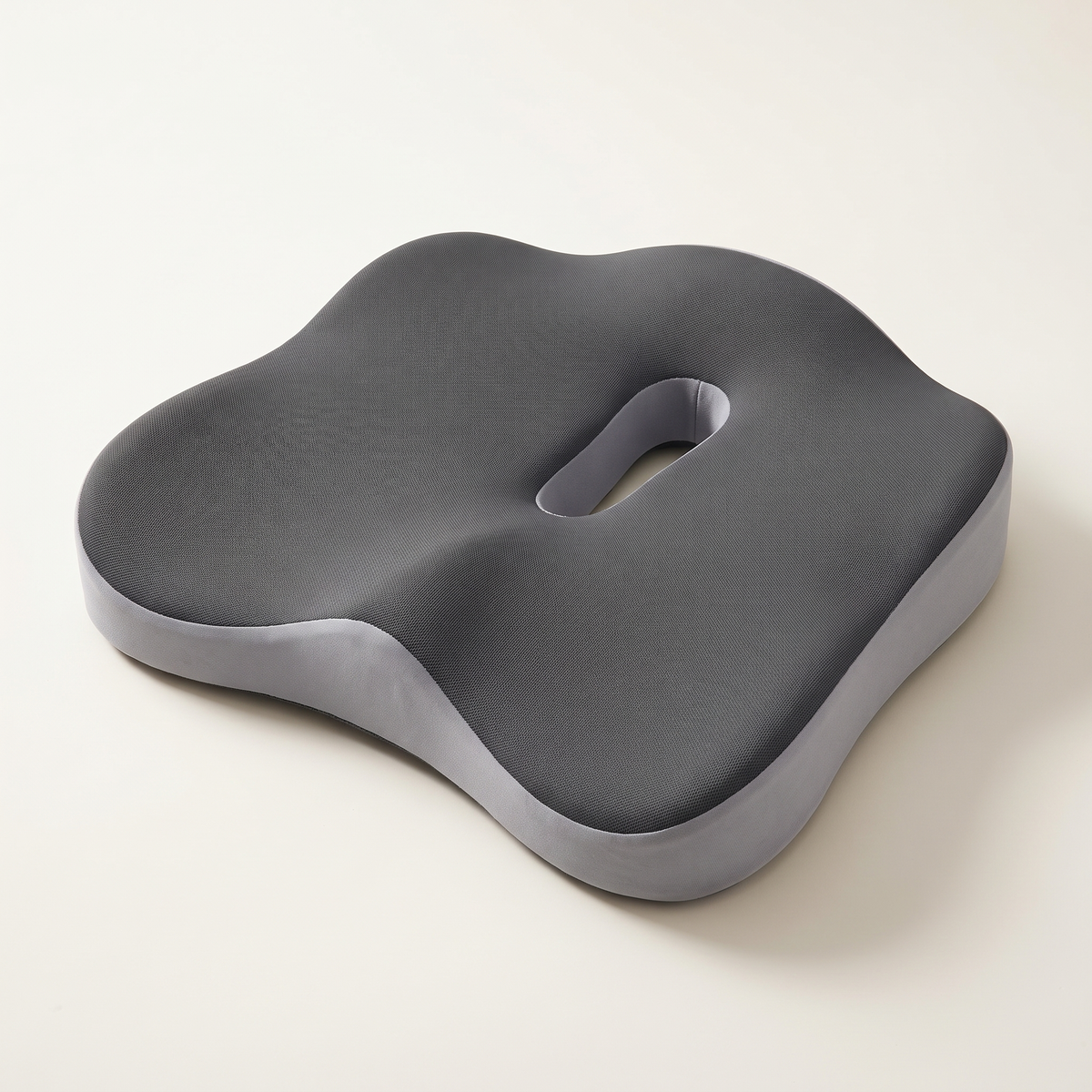 Coussin d'assise Orsalina en trois quarts sur fond écru