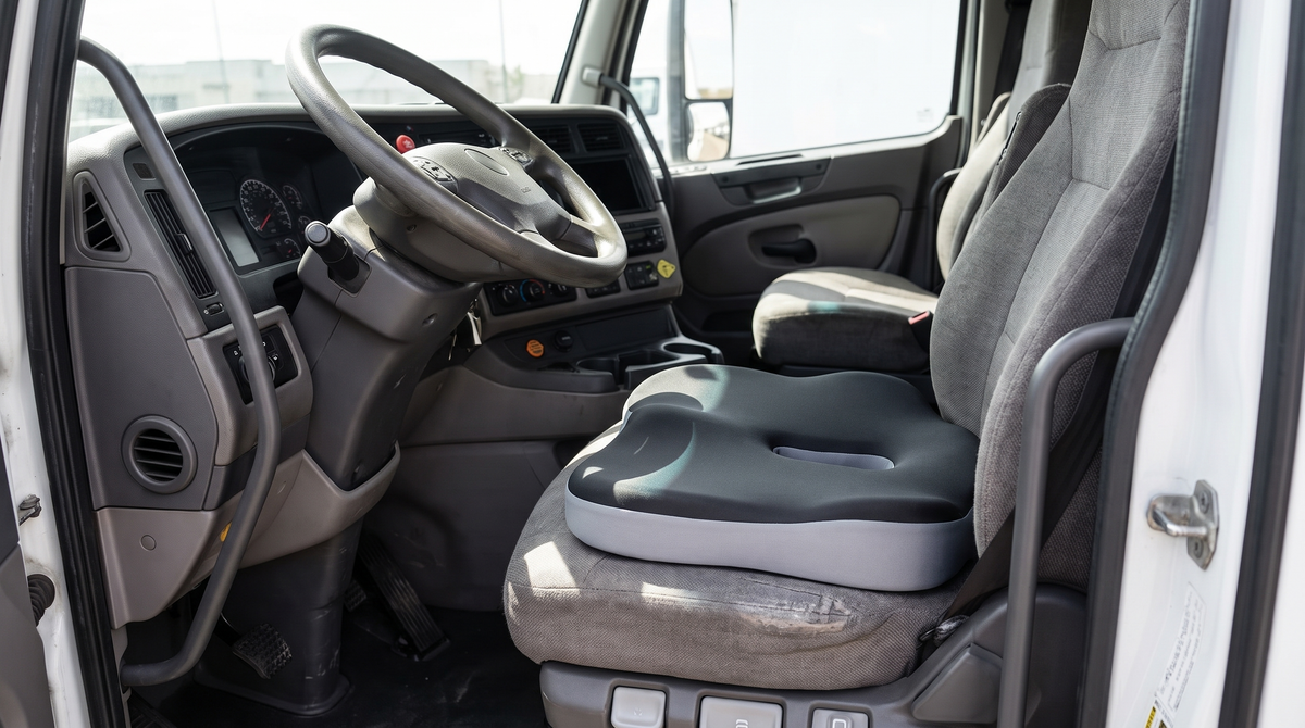 Coussin Orsalina posé à plat sur le siège conducteur d'un camion